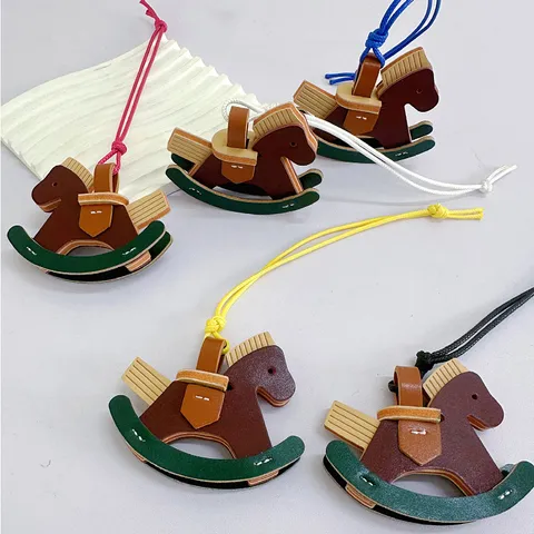 Ciondolo per Borsa a Forma di Cavallo a Dondolo in Pelle Fatto a Mano Pendente in Legno Accessorio per Donne