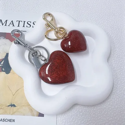 Fashion Heart Shape Resin Keychain With Glitter For Women Creative Heart Bag Pendant Metal Key Ring For Birthday Wedding Party Gift