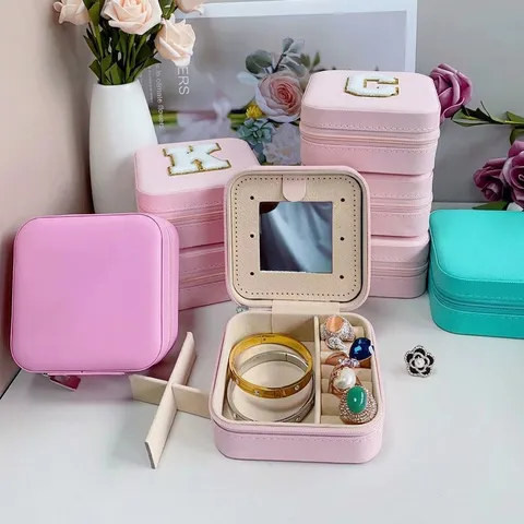 Tragbares PU-Leder Schmuckkästchen Mit Spiegel Gestickt Alphabet Buchstabe Reißverschluss Kleiner Schmuck-Organizer Für Ohrringe Ringe Damen Reiseetui