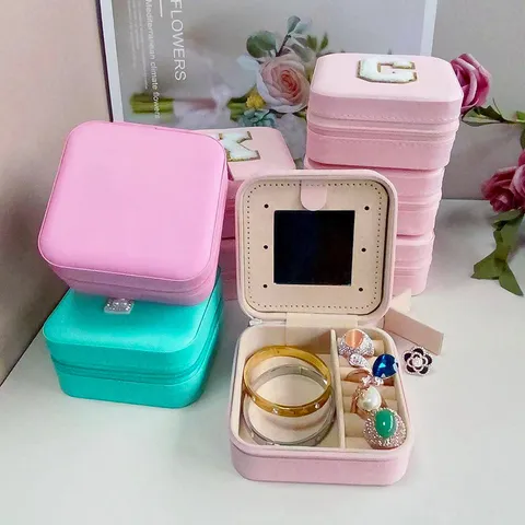 Tragbares PU-Leder Schmuckkästchen Mit Spiegel Gestickt Alphabet Buchstabe Reißverschluss Kleiner Schmuck-Organizer Für Ohrringe Ringe Damen Reiseetui
