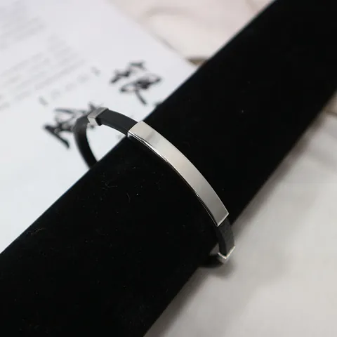 Titanstahl ID Armband Mit Silikon Lederband Poliert Metallplatte Minimalistisch Unisex Armreif Schmuck Für Alltags Geschenk