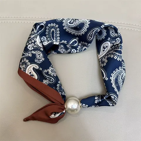 Dames Mode Satijn Nek Sjaal Elegante Paisley Polka Dot Print Sjaal Met Parel Magnetische Gesp Dagelijkse Decoratieve Hoofdtooi