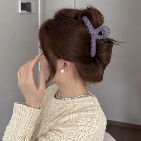 Korean Minimalist Autumn Winter Plush Hair Claw Clip Elegant Solid Color Fuzzy Shark Clip Hair Clip For Women Faux Fur Hair Clamp Hair Accessories