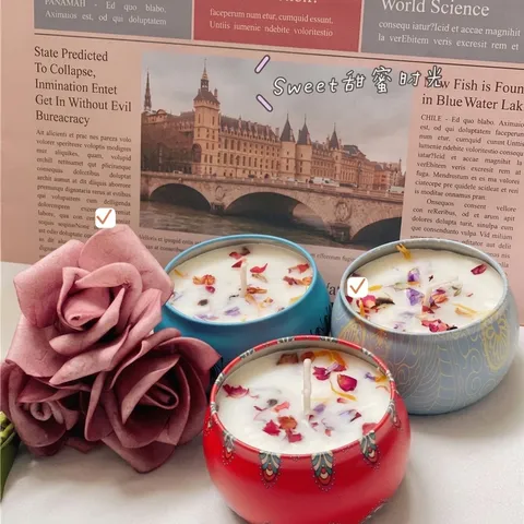 Bohemian Soy Wax Scented Candle With Dried Flowers In Exotic Printed Metal Tin Portable Aromatherapy Candle For Home Wedding Decor Gift