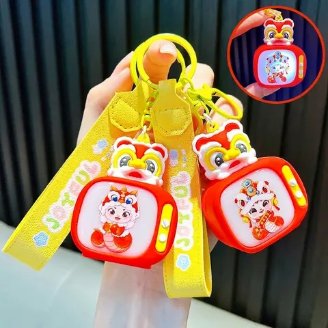 Llavero con Forma de TV Luminoso León Danzante Dios de la Fortuna Dibujos Animados Luz LED Colgante de Mochila Llavero Coche PVC Regalo