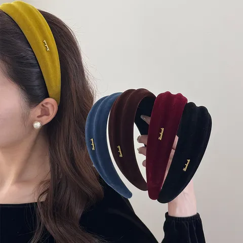 Serre-tête Large en Velours Vintage Coréen pour Femmes Design Haut de Tête Fait Main avec Lettres Métalliques Accessoire Cheveux Mode