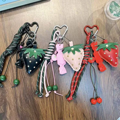 Llavero de Fresa de Cuero Colgante Cuerda Tejida Borla Bolso Encanto Hebilla Corazón Remache Llavero Decorativo Regalo Para Mujeres Niñas