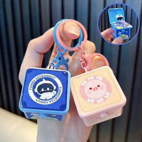 Portachiavi Scatola Sorpresa di Espulsione Astronauta Animale Cartone Animato Giocattolo Antistress 3D Creativo Ciondolo per Zaino Anello Chiave Auto