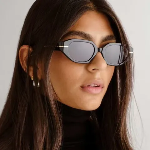 Gafas de Sol para Mujer con Montura Pequeña Irregular 2025 Moda Estilo Ins Protección UV400 Gafas Retro Cat Eye para Viajes al Aire Libre