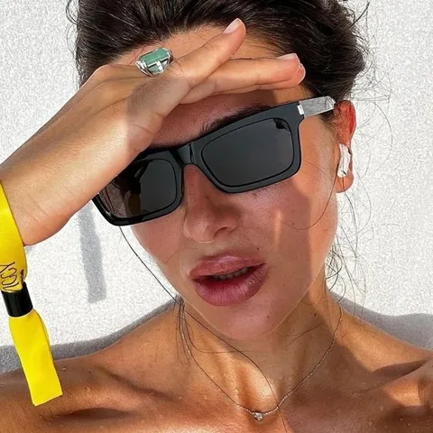 Gafas de Sol Cuadradas Vintage Mujer Hombre 2025 Moda Montura Estrecha Protección UV400 Retro Tachuelas Metálicas