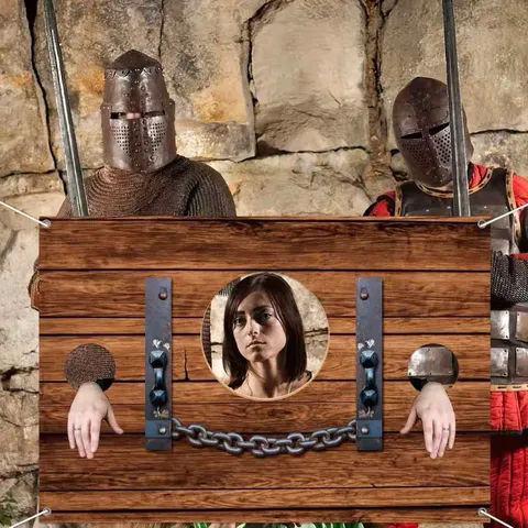 Tessuto di Sfondo Tema Prigioniero Con Ritaglio Stampa Grana del Legno Manette Oggetti di Scena Interattivi Escape Room Decorazione