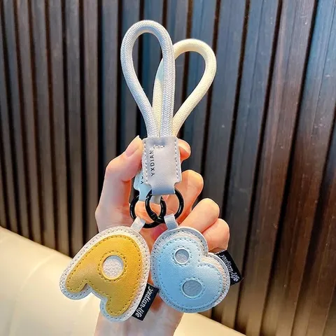Llavero de Cuero PU de 26 Letras del Alfabeto Inglés para Mujeres Hombres Lindo Pendentivo de Bolso con Letras de Dibujos Animados Regalo de Anillo de Llave de Coche