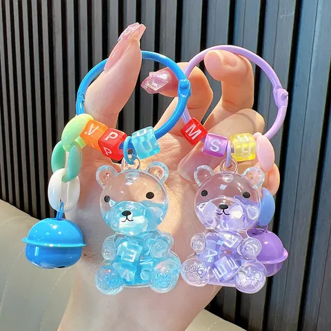 Acryl Vloeistof Gevuld Zittende Beer Sleutelhanger Met Letterkralen En Bel Schattige Tas Hanger Sleutelring