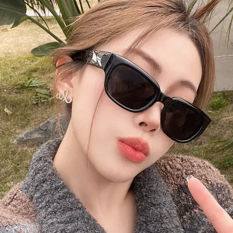 Boomerang Stijl Rechthoekige Zonnebril Voor Dames Heren High End Trendy PC Frame AC Lens UV400 Zilver Metalen Detail Retro Koreaanse Mode