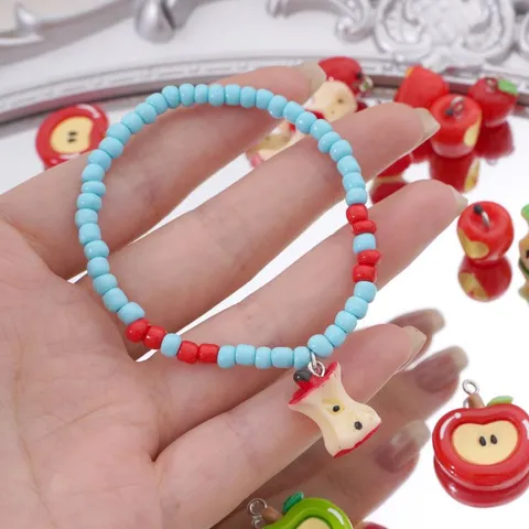 Pendentif Pomme 3D en Résine Créatif Cœur Feuille Verte Visage Souriant Charme de Cœur de Pomme pour Accessoires de Bijoux DIY