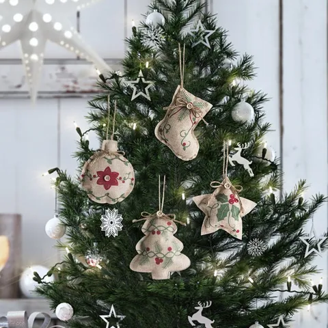 Décorations de Noël Suspendues en Toile de Jute Ornements de Sapin Étoile Chaussette Boule Formes de Sapin Pendentifs Rustiques Vintage avec Boutons en Bois