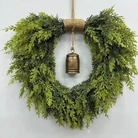 Künstlicher Herzförmiger Kranz Mit Weihnachtsglocke Hanfseil Rustikales Grün Wandbehang Für Zuhause Feiertagsdekoration