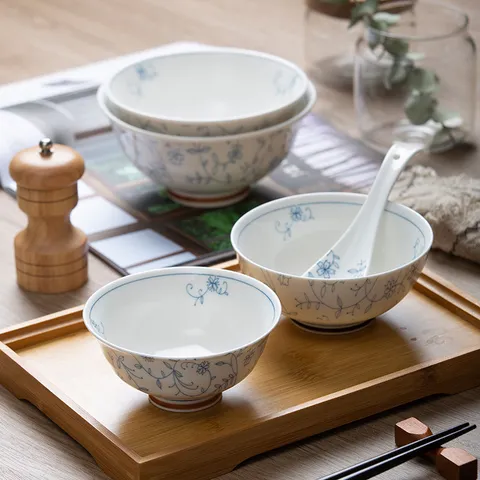 Service de Table en Céramique Sous Glaçure Style Japonais Porcelaine Florale Bleue Bols Assiettes Cuillères Collection Élégante