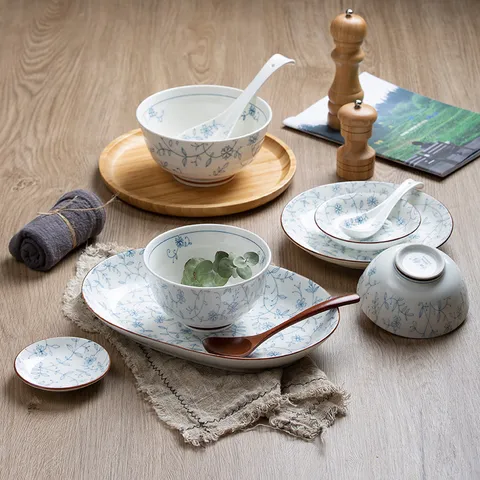 Service de Table en Céramique Sous Glaçure Style Japonais Porcelaine Florale Bleue Bols Assiettes Cuillères Collection Élégante