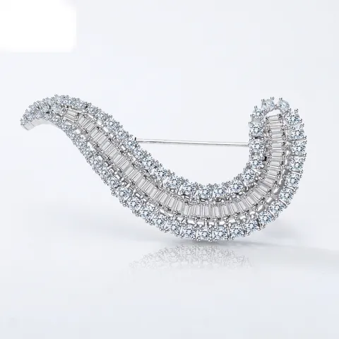 Spilla di Lusso in Rame Zirconia per Donna Alta Qualità Colore Argento Scintillante Forma a Onda Piuma Spilla Pin Accessorio Gioiello per Abito Banchetto Matrimonio Regalo