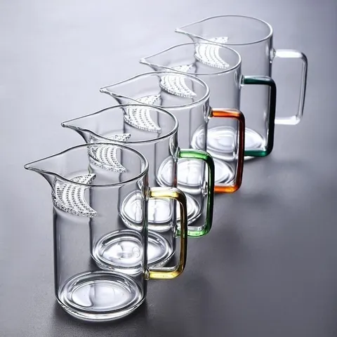 Hitzebeständiger Glas Gongdao Becher Mit Mondsichel Filter Verdickter Boden Teekrug Fairness Cup Mit Farbiger Griff Für Zuhause Büro Teegeschirr
