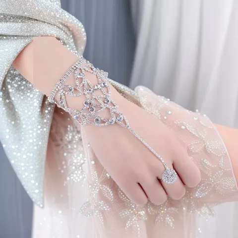 Bracelet Chaîne De Main En Alliage Strass Bracelet Relié À Une Bague Nœud Cœur Chaîne De Doigt Géométrique Bijoux Pour Mariée Mariage Fête Femme