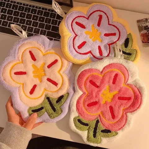 Cute Flower Shaped Hanging Hand Towel Thickened Coral Fleece Absorbent Quick Dry Washcloth For Kitchen Bathroom