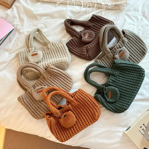 Retro Handgemaakte Geweven Okseltas Voor Dames Polyester Gehaakte Gebreide Handtas Casual Zomer Strandtas Met Hartvormige Hanger