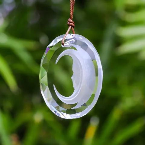 Attrape-soleil en Cristal K9 Suspension de Fenêtre Prismatique Facettée Visage de Lune Pendentif en Verre Ornement Décoration de Jardin Prisme en Cristal