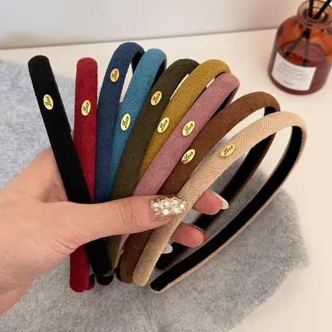 Serre-Tête Étroit Vintage Avec Petite Étiquette Dorée Love Texture Suédée Serre-Tête en Alliage Rétro Accessoires de Cheveux Élégants pour Femmes