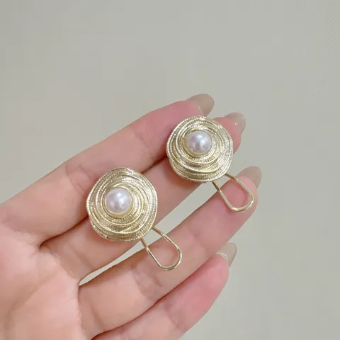 Irregular Spiral Round Stud Earrings With Artificial Pearl Gold Plated Alloy Geometric Ear Clips For Women Fashion Jewelry
