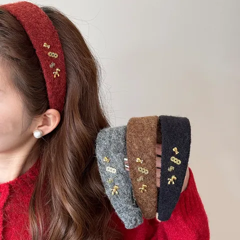 Serre-Tête Large en Peluche pour Femmes Automne Hiver Effet Sommet Crânien Haut Bandeau Avec Breloques Cheval Doré Accessoires Cheveux