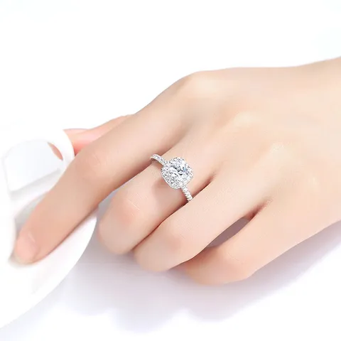 Elegante Anillo de Halo Cuadrado de Latón con Circonia para Mujer Lujoso Bañado en Plata Conmutar Anillo de Dedo Minimalista Regalo de Joyería