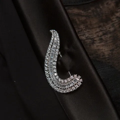 Spilla di Lusso in Rame Zirconia per Donna Alta Qualità Colore Argento Scintillante Forma a Onda Piuma Spilla Pin Accessorio Gioiello per Abito Banchetto Matrimonio Regalo