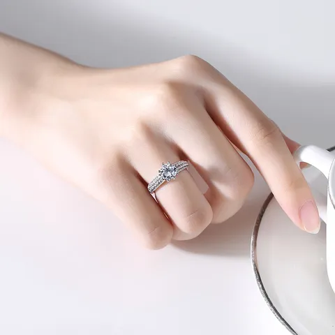 Anillo de Cobre con Circonia de Seis Garras para Mujer Estilo Clásico y Elegante con Strass Joyería para Bodas y Banquetes Regalo