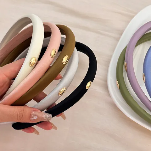 Serre-tête Rembourré en Satin Style Français pour Femmes Élégant Serre-tête Épaissi en Éponge Avec Étiquette en Métal Doré Ovale Accessoires Cheveux