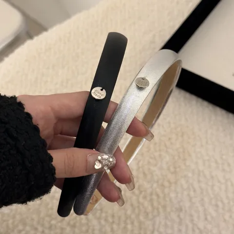 Cerchietto Stretto Lucido da Donna Semplice Elegante in Ecopelle Con Targhetta in Metallo Fatto a Mano per Accessori Capelli