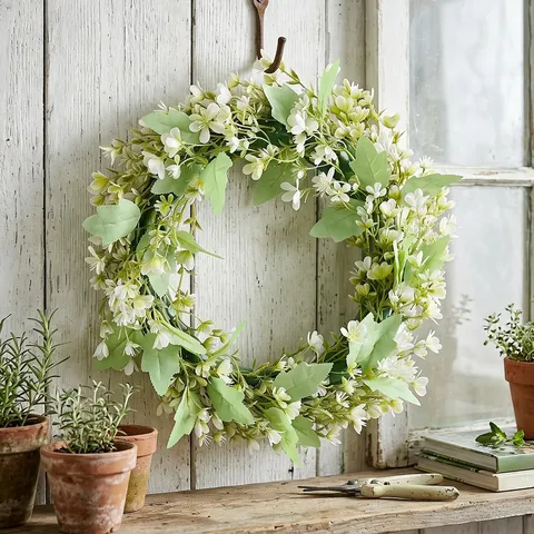Couronne de Feuilles D'eucalyptus Artificielles Avec Petites Fleurs Blanches Couronne de Jardin Printemps Été pour Porte D'entrée Décoration Murale de Cour Couronne en Rotin