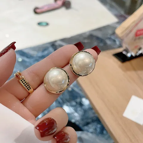Elegante Mode Gedrehter Kreis Künstliche Perlen Ohrstecker Für Damen Premium Luxus Vergoldet Silber Ohrringpfosten Zubehör