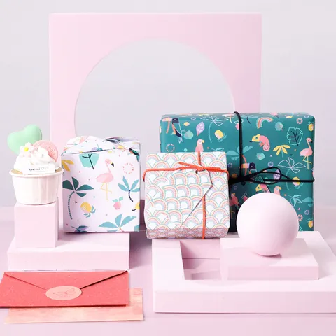 Tropisch Regenwoud Cadeaupapier Wit Kraftpapier Flamingo Regenboog Patroon Florale Illustratie Papier Voor Verjaardag Valentijnsdag