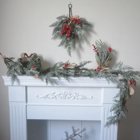 Schneebeflockte Weihnachtsgirlande Künstlicher Zweig Kiefernzapfen Rote Beeren Leinenschleife Kamin Hängende Winter Deko