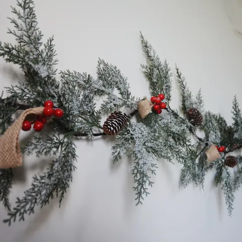 Schneebeflockte Weihnachtsgirlande Künstlicher Zweig Kiefernzapfen Rote Beeren Leinenschleife Kamin Hängende Winter Deko