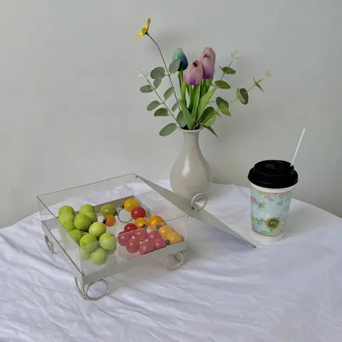 Caja de Exhibición de Postres Cuadrada de Acrílico Transparente de Estilo Nórdico Con Base de Metal de Patas Altas y Tapa