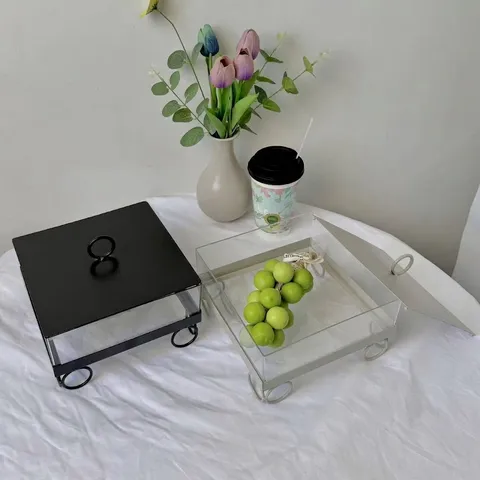 Caja de Exhibición de Postres Cuadrada de Acrílico Transparente de Estilo Nórdico Con Base de Metal de Patas Altas y Tapa
