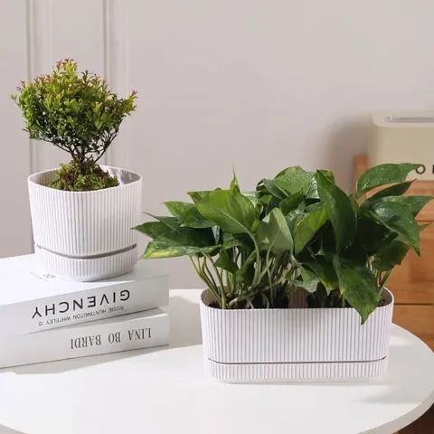 Verdikte PP Kunststof Zelfbewaterende Bloempot Met Verticale Strepen Moderne Minimalistische Rechthoekige Vierkante Plantenbak Voor Balkon Tuinieren