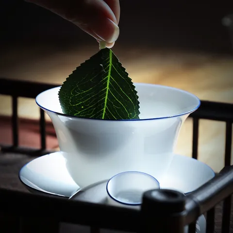 Dehua White Porcelain Gaiwan Heat Resistant Kung Fu Teaware Hand Painted Contrast Edge Cloud Relief Porcelain Tea Bowl
