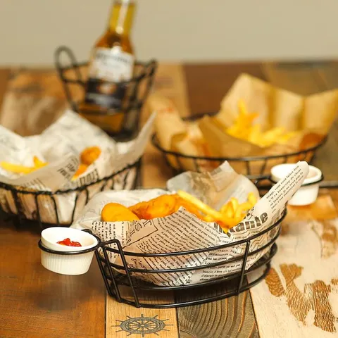 American Style Iron Snack Basket With Ceramic Dipping Sauce Cups Black Oval French Fries Serving Tray Creative Tableware For Fried Chicken Bread Restaurant Home Kitchen