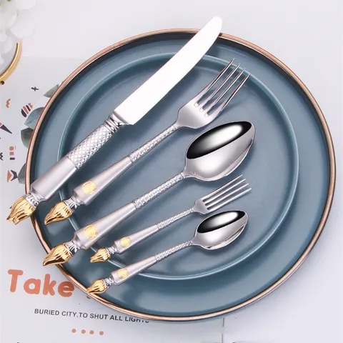 Lusso 304 Acciaio Inossidabile Dorato Posateria Retrò Barocco Modellato Lucidato a Specchio Cena Coltello Forchetta Cucchiaio Posate Occidentali Banchetto Casa