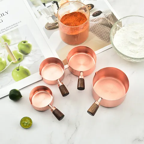 Set di Tazze e Cucchiai Dosatori in Acciaio Inox Oro Rosa Manico in Legno di Noce Strumenti Professionali per Misurazione Cucina