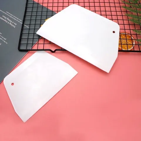 Grattoir à Pâte en Plastique Blanc Trapézoïdal Courbé Raclette à Farine Décoration de Gâteaux Spatule à Crème Outils de Cuisine